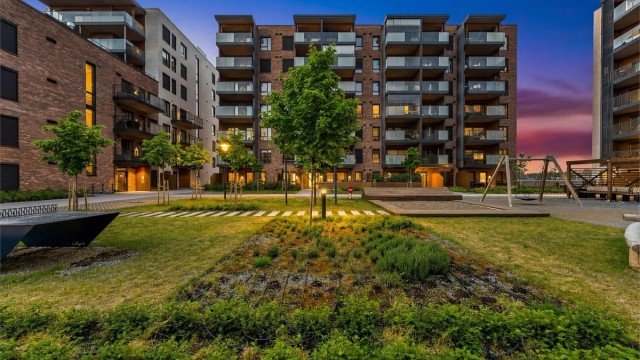 En sportsbod på 3 m² i underetasjen medfølger, noe som gir ekstra lagringsplass.