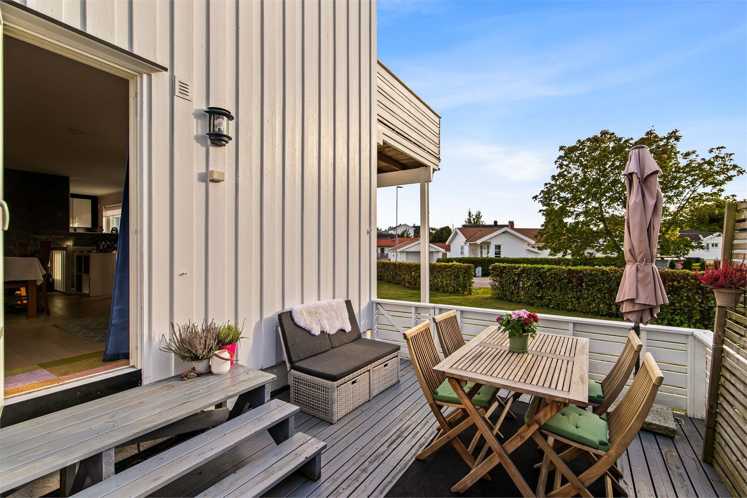 Romslig treterrasse med gode møbleringsmuligheter, hvor det er god plass til både sittegruppe, spisebord og grill.