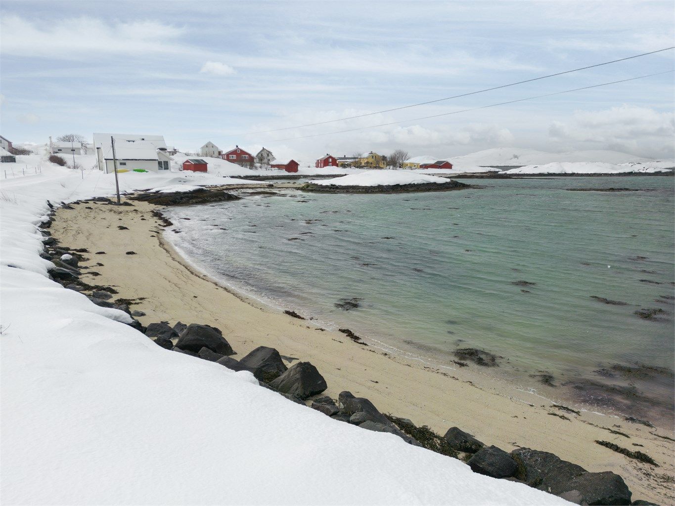 Her er det nærmest null trafikk, mange fine hvite strender, langgrunt med sandbunn som gir vakkert skue i klart vann på både båtturer og kanoturer i skjærgården utenfor hyttetomten. 