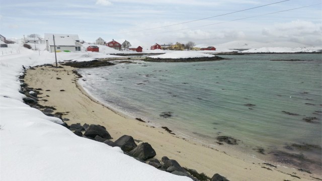 Her er det nærmest null trafikk, mange fine hvite strender, langgrunt med sandbunn som gir vakkert skue i klart vann på både båtturer og kanoturer i skjærgården utenfor hyttetomten.