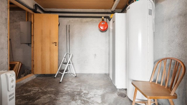 Teknisk rom med varmtvannsbereder og bergvarmepumpe.