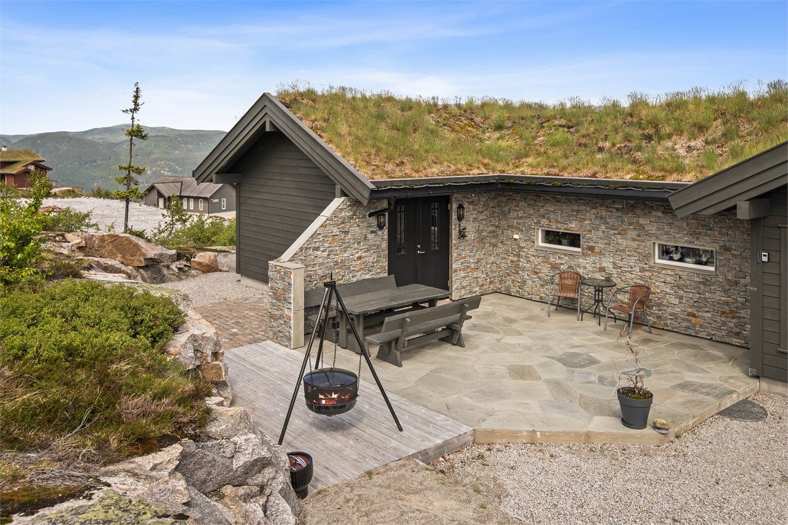 Fasade med detaljer i sten