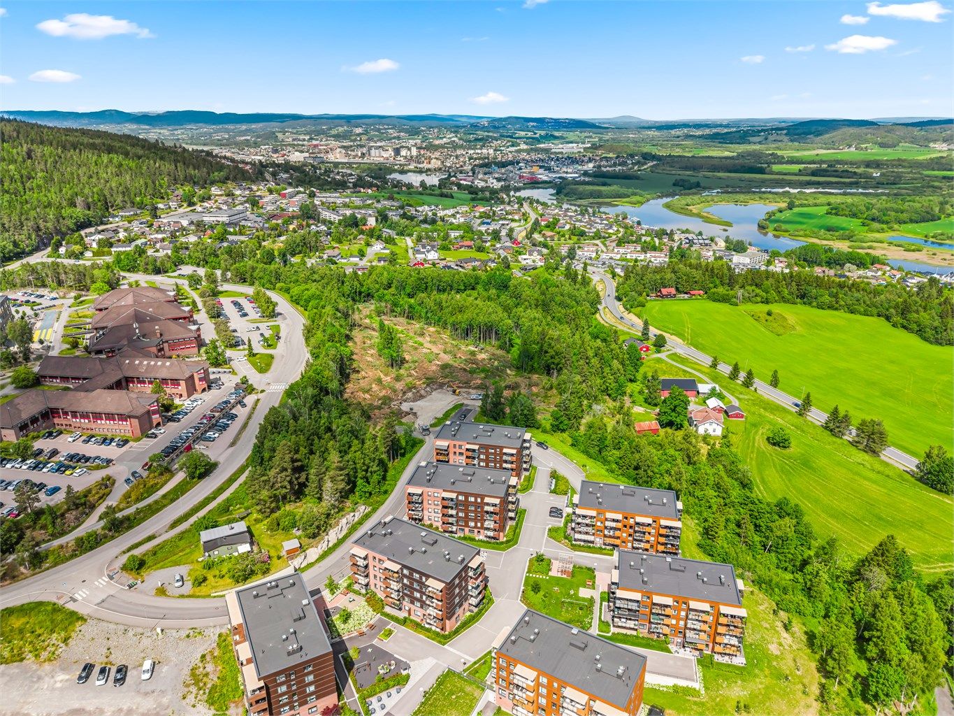 Fra Rælingen er det kort vei til Lillestrøm sentrum med alle sine fasiliteter.