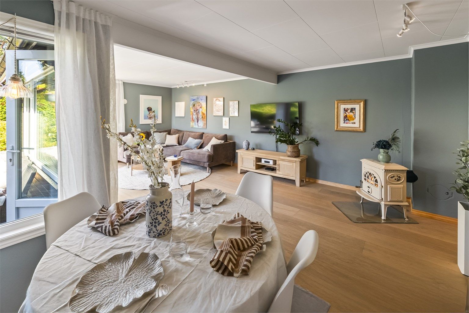 Lys og innbydende stue med plass til både salong og spisestue