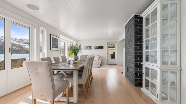 Fra stuen er det direkte utgang til den store, sør- og vestvendte terrassen