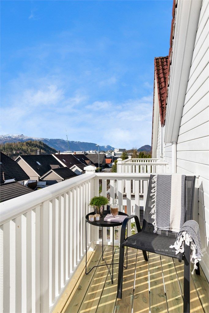 Den sørvendte balkongen på 4 m² har nye terrassebord
Det er utgang til balkongen fra loftstuen