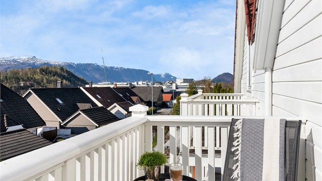 Den sørvendte balkongen på 4 m² har nye terrassebord
Det er utgang til balkongen fra loftstuen