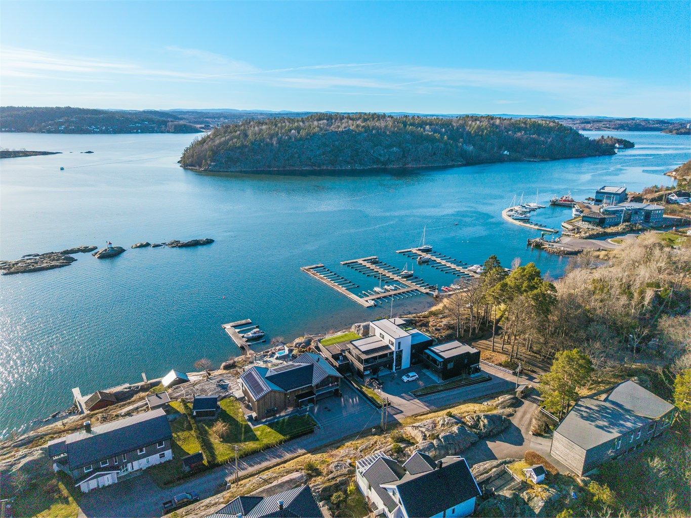 I området finnes det flere aktiviteter for både store og små, fra båtliv  til roligere stunder på terrassen, mens man nyter den vakre utsikten. 