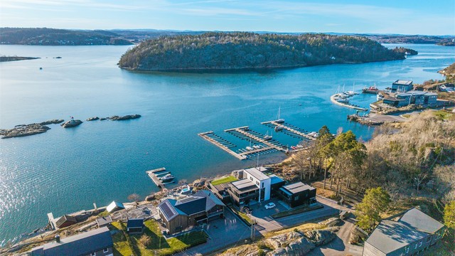 I området finnes det flere aktiviteter for både store og små, fra båtliv til roligere stunder på terrassen, mens man nyter den vakre utsikten.