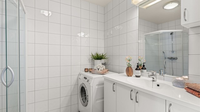 Bad med opplegg for vaskemaskin og tørketrommel