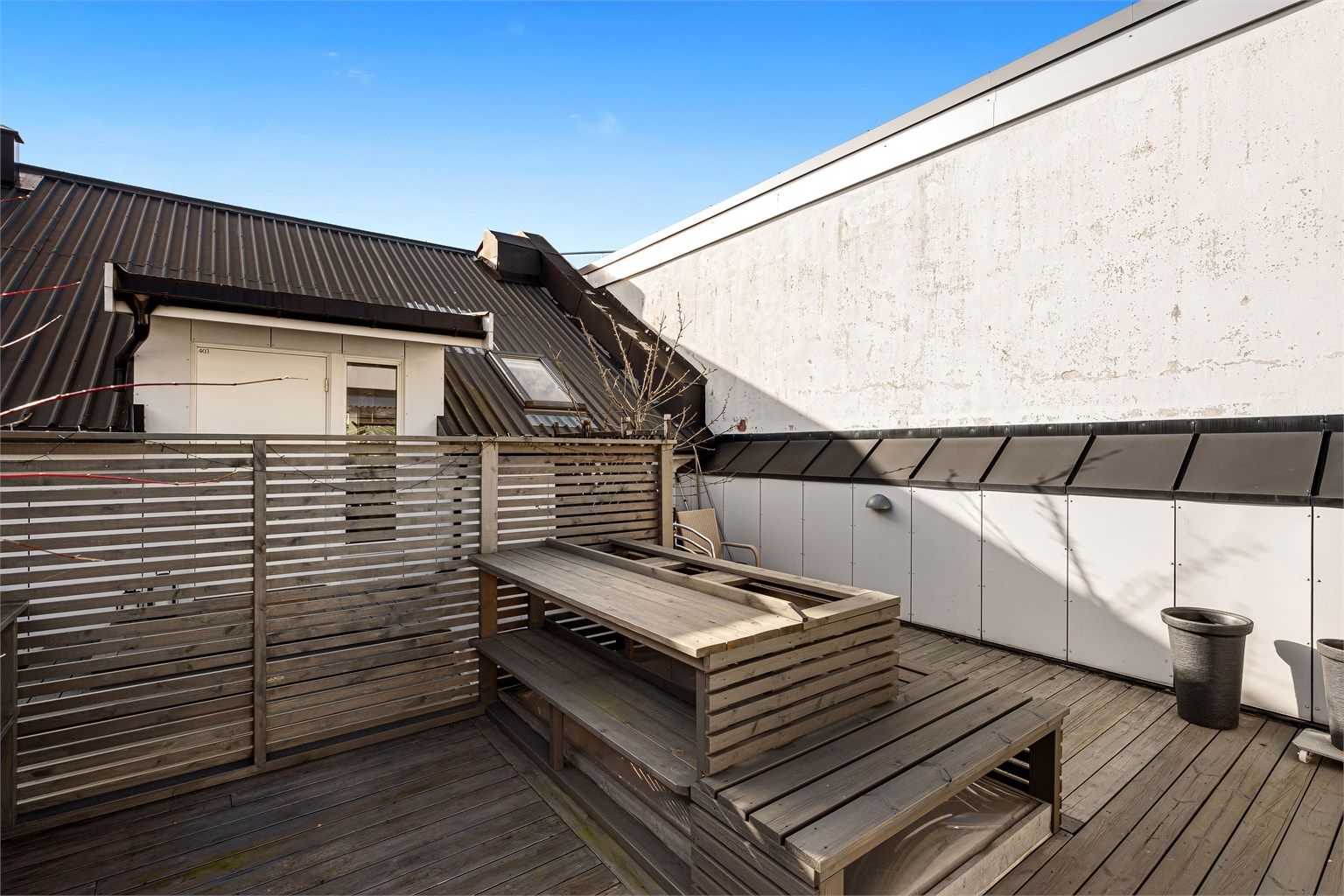 Felles takterrasse, som gir et ekstra rom for sosialt samvær. Her kan du nyte gode solforhold, og plasseringen gjør det ideelt for både rolige stunder og mer livlige sammenkomster. 
