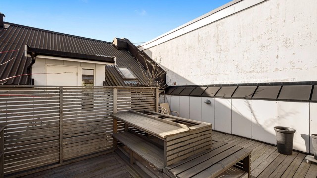 Felles takterrasse, som gir et ekstra rom for sosialt samvær. Her kan du nyte gode solforhold, og plasseringen gjør det ideelt for både rolige stunder og mer livlige sammenkomster.