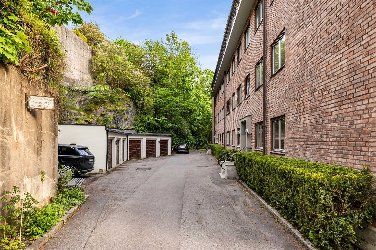 Aksjelaget disponerer også 6 garasjeplasser som tildeles etter ansiennitet. 