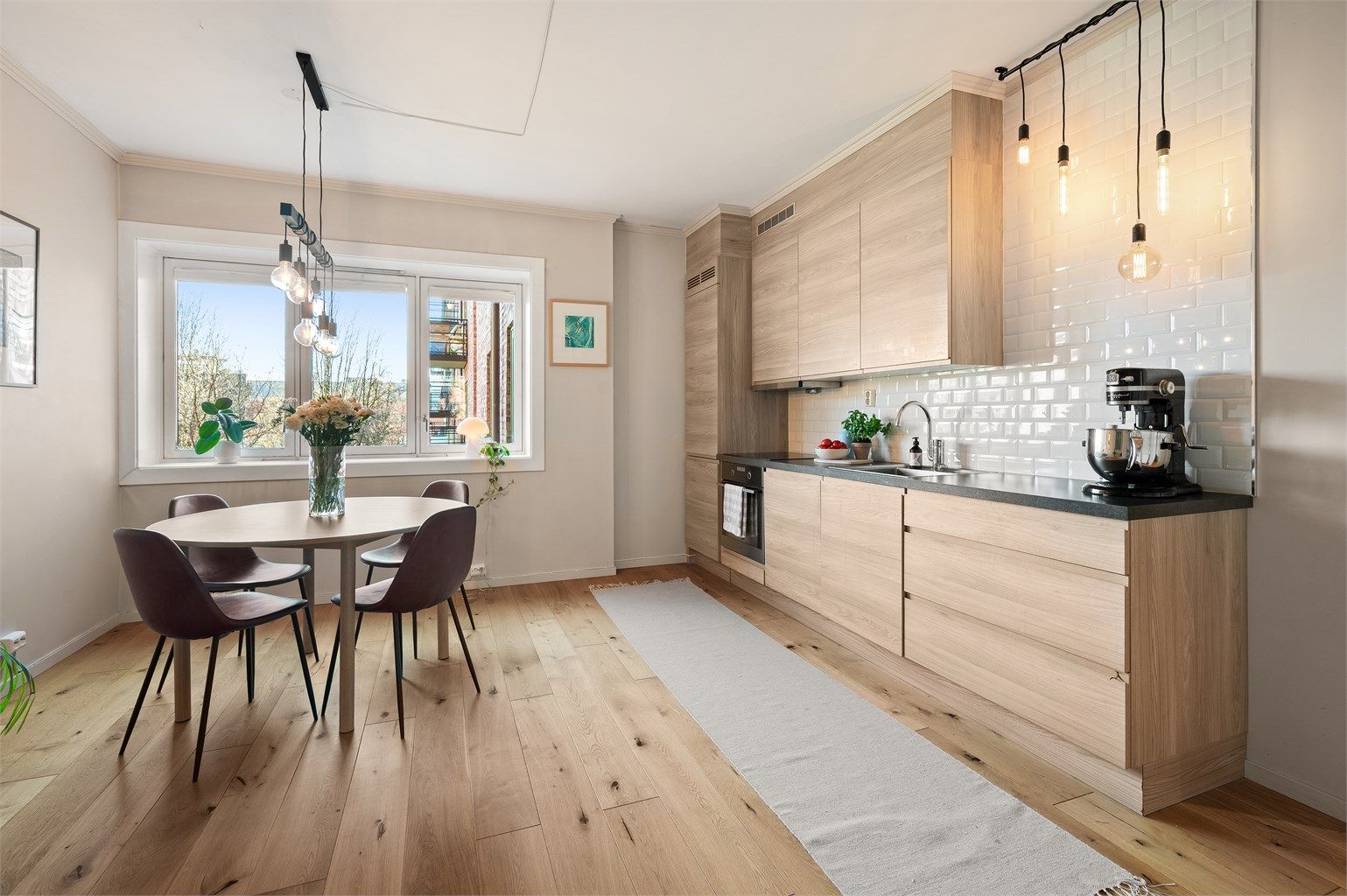 Kjøkkeninnredningen fra 2016 har en praktisk kullfilterventilator over kokeplassen.