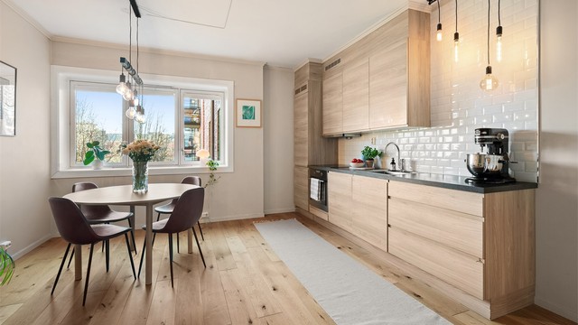 Kjøkkeninnredningen fra 2016 har en praktisk kullfilterventilator over kokeplassen.