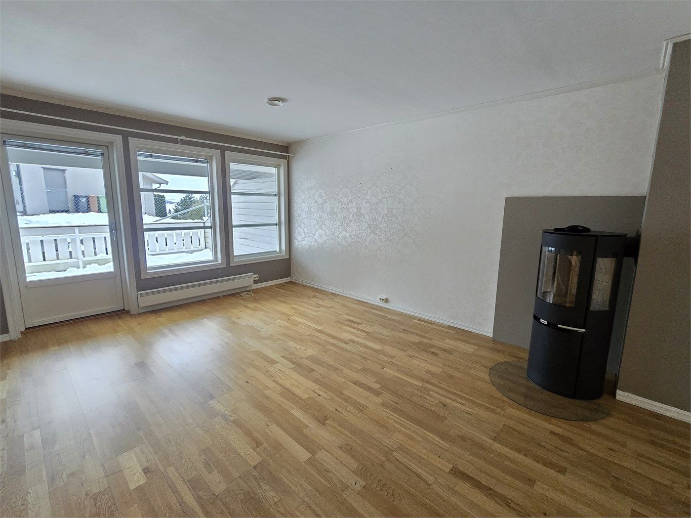 Lys og romslig stue med gode møbleringsmuligheter. 