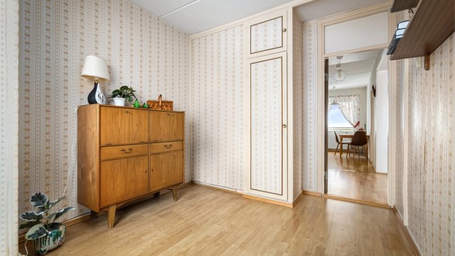 Plassbygd, originalt garderobeskap/kott er intakt