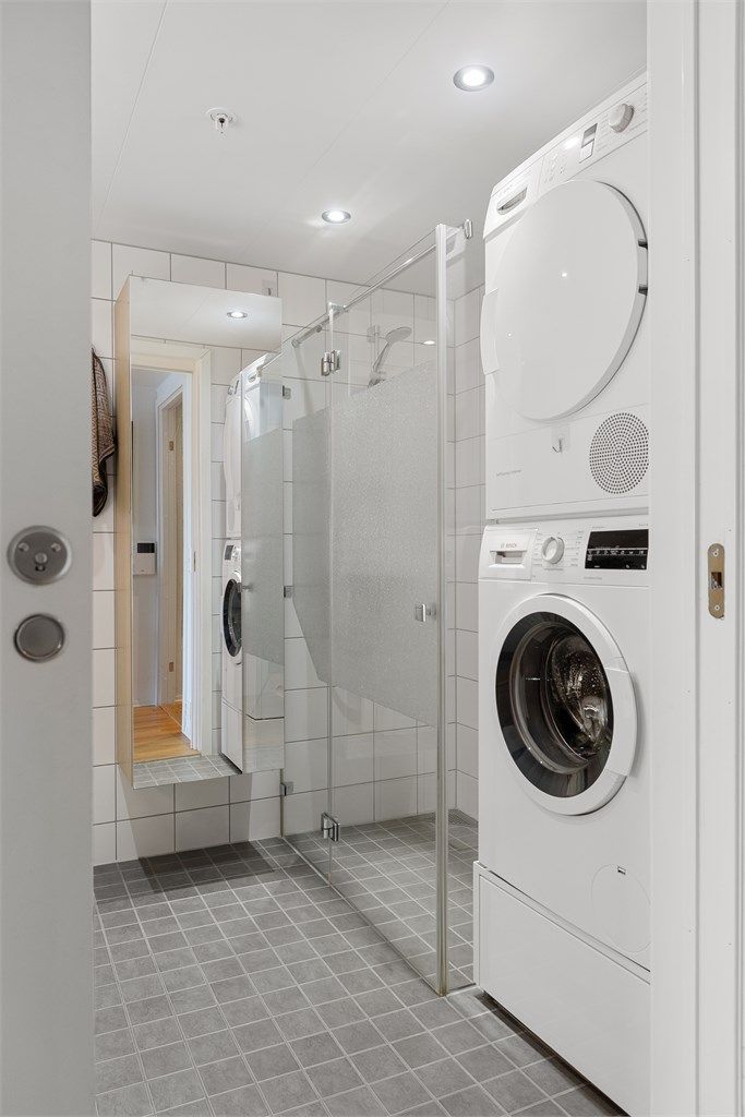 Badet har en meget romslig dusj og opplegg for vaskemaskin og tørketrommel i søyle.