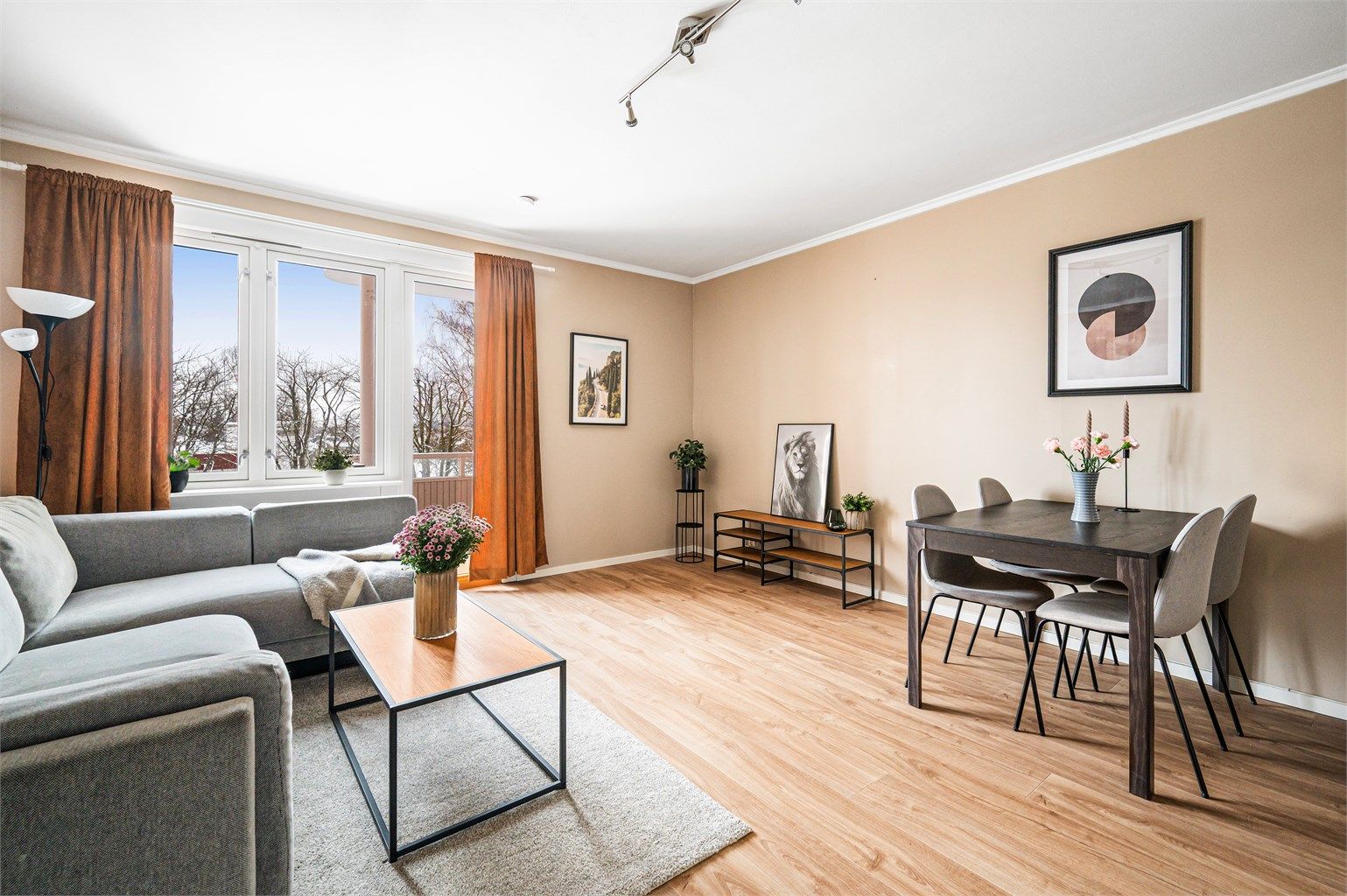 Store vindusflater slipper inn rikelig med lys og skaper en luftig atmosfære i boligen. 