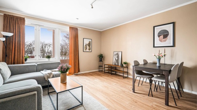 Store vindusflater slipper inn rikelig med lys og skaper en luftig atmosfære i boligen.