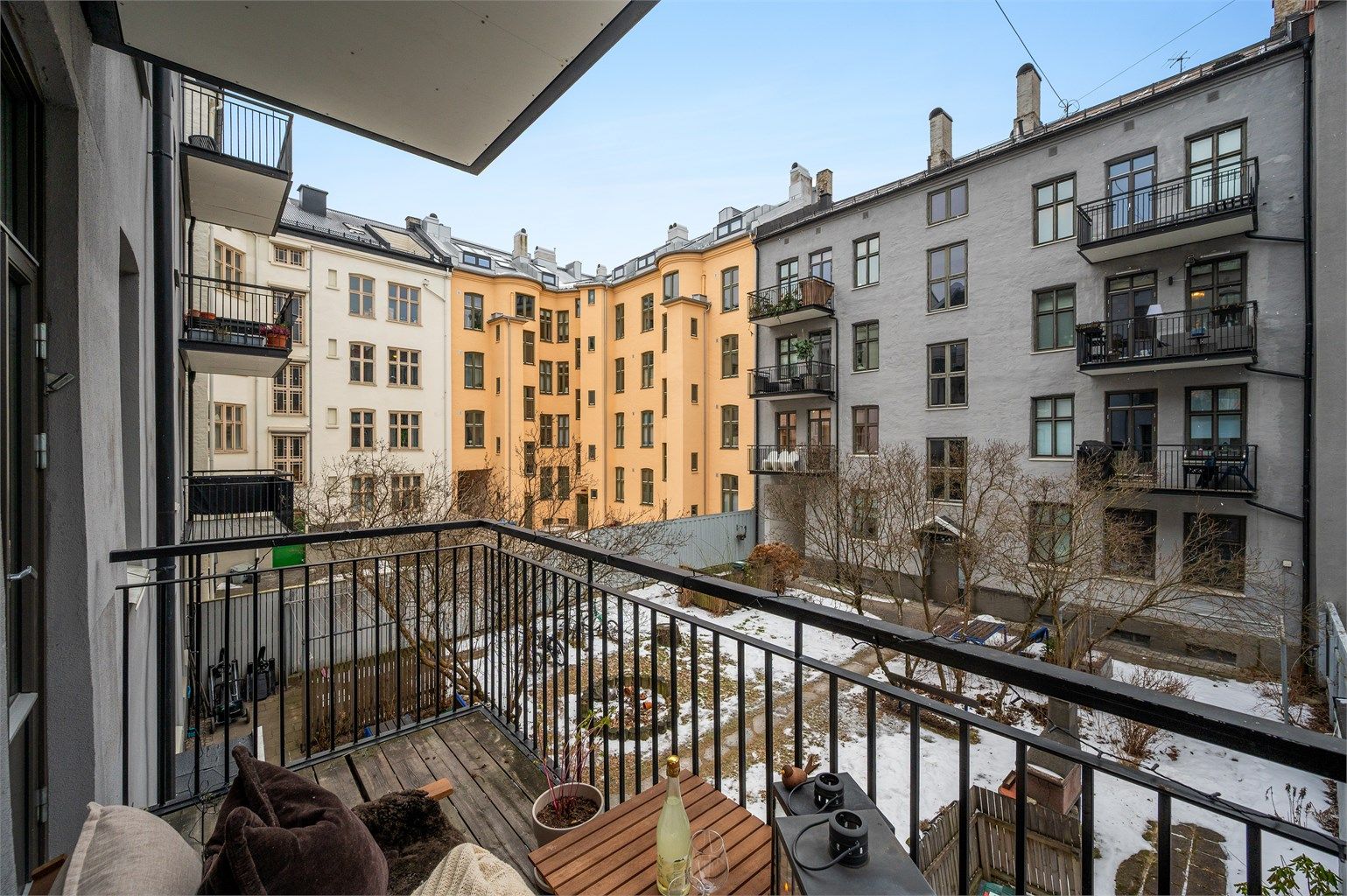 Leiligheten ligger i byggets 2. etasje og har en herlig, østvendt balkong med sol fra morgen og frem til ca kl 14/15.