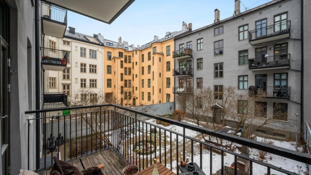 Leiligheten ligger i byggets 2. etasje og har en herlig, østvendt balkong med sol fra morgen og frem til ca kl 14/15.