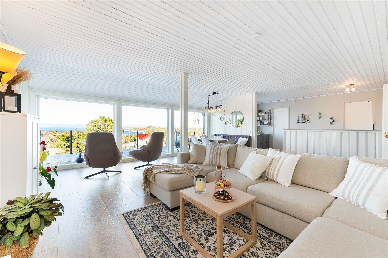 Stuen er meget romslig og har en praktisk utforming som bidrar til at man enkelt kan innrede med sofagruppe og spisebord i hver sin naturlige sone