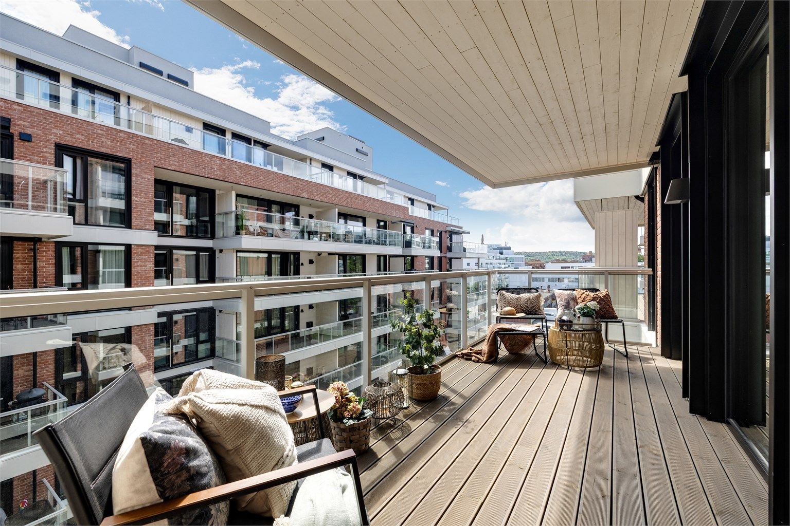 Leilighetene i sameiet er kjennetegnet ved høy kvalitet og romslige private balkonger med sentral plassering samtidig pent tilbaketrukkenhet