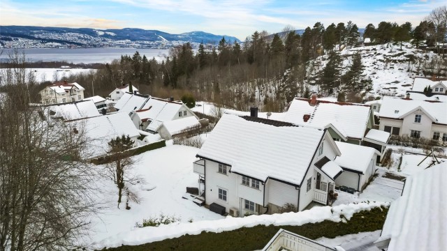 Velkommen til Damstubben 12 - en innholdsrik familiebolig med gode solforhold og fantastisk utsikt! Foto: Haiman Askari/Knipzet AS