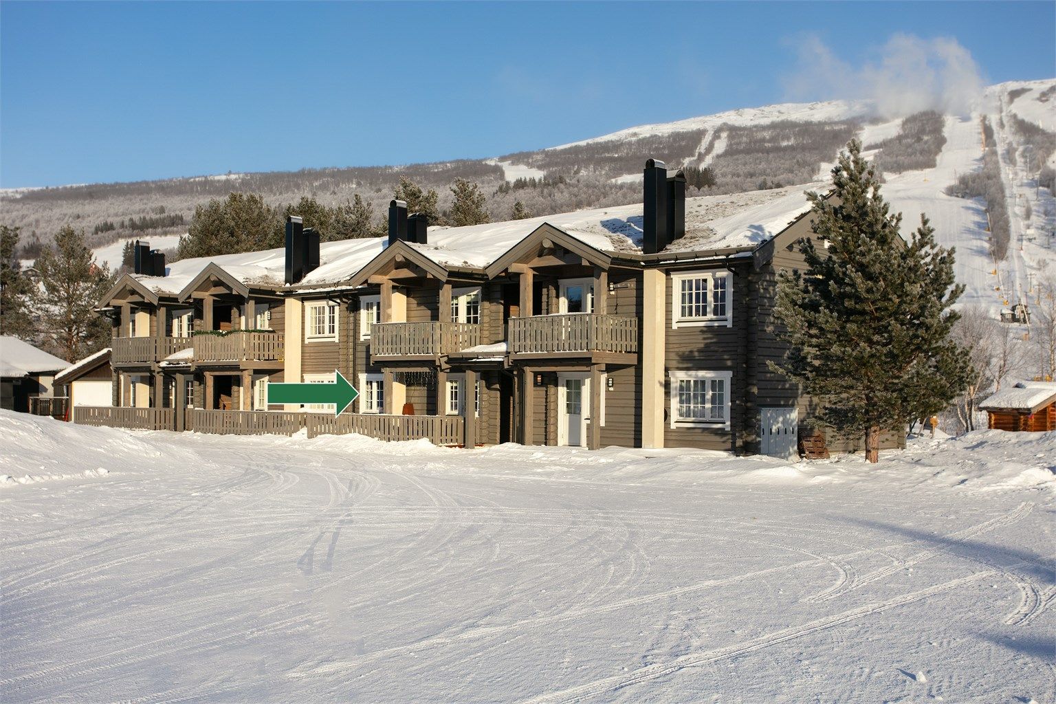 Krogsveen Sunnmøre v/Eiendomsmegler Harald Osdal har gleden av å presentere en nyere fritidsleilighet i laftet bygg med adresse Hotellvegen 1 like ved alpinanlegget - Foto: Jarle Osen