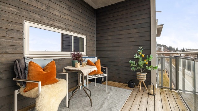 Overbygget balkong på 8 kvm med terrassebord på gulv.