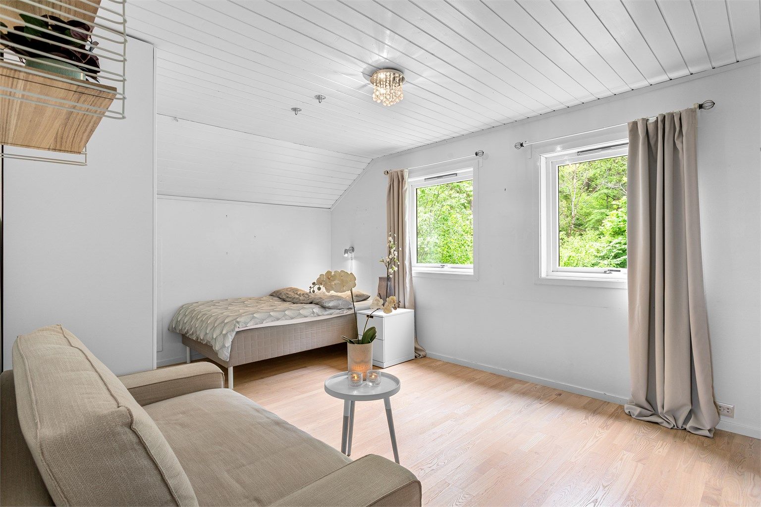 Soverommet i andre etasje er lyst og romslig, med plass til både seng og en liten sittegruppe. Rommet er ikke bruksendret/omsøkt.