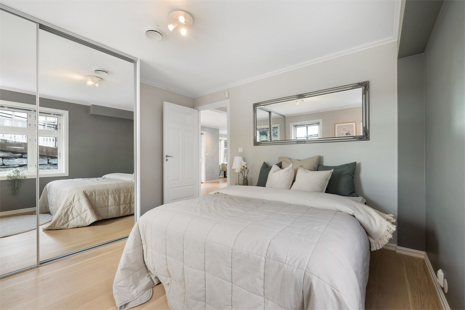 Soverom 2. etasje med stor garderobeløsning