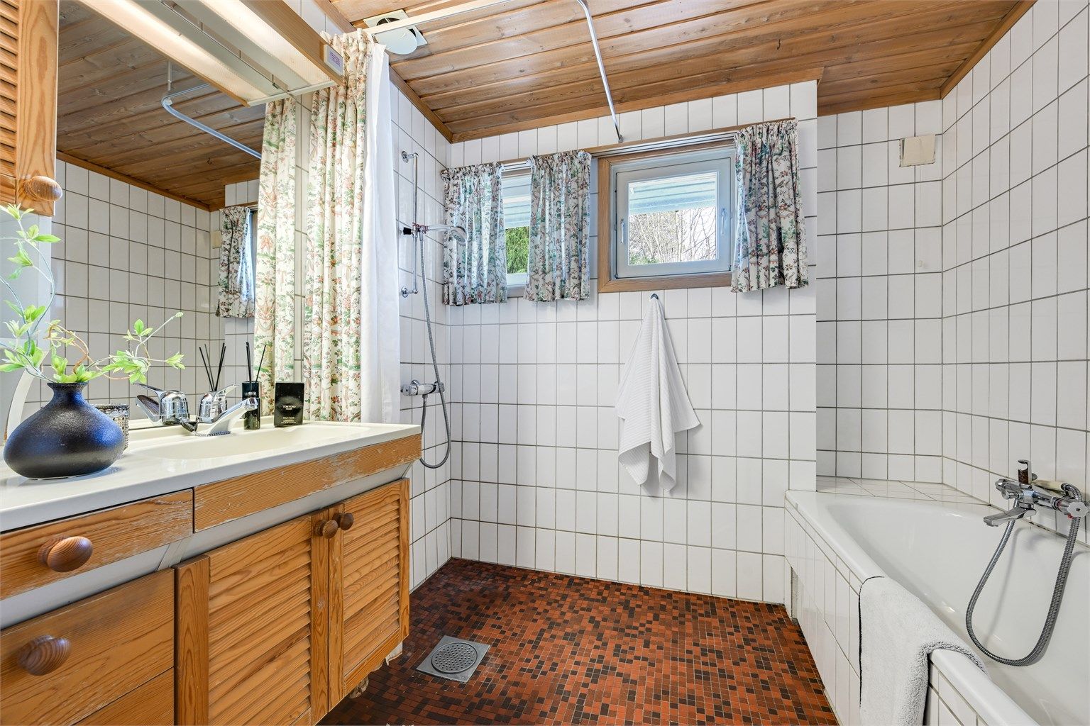 Romslig baderom med både dusj og badekar, perfekt for deg som ønsker litt ekstra komfort i hverdagen.