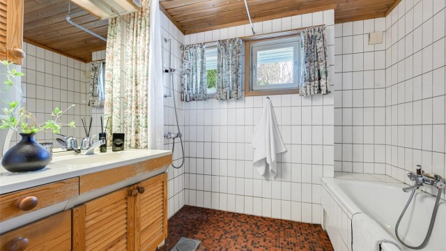 Romslig baderom med både dusj og badekar, perfekt for deg som ønsker litt ekstra komfort i hverdagen.