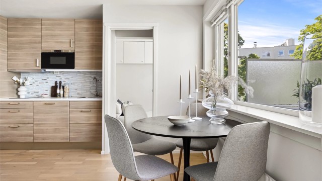 Spiseplassen ligger fint til ved vinduet og er et hyggelig sted å samle familie og venner.