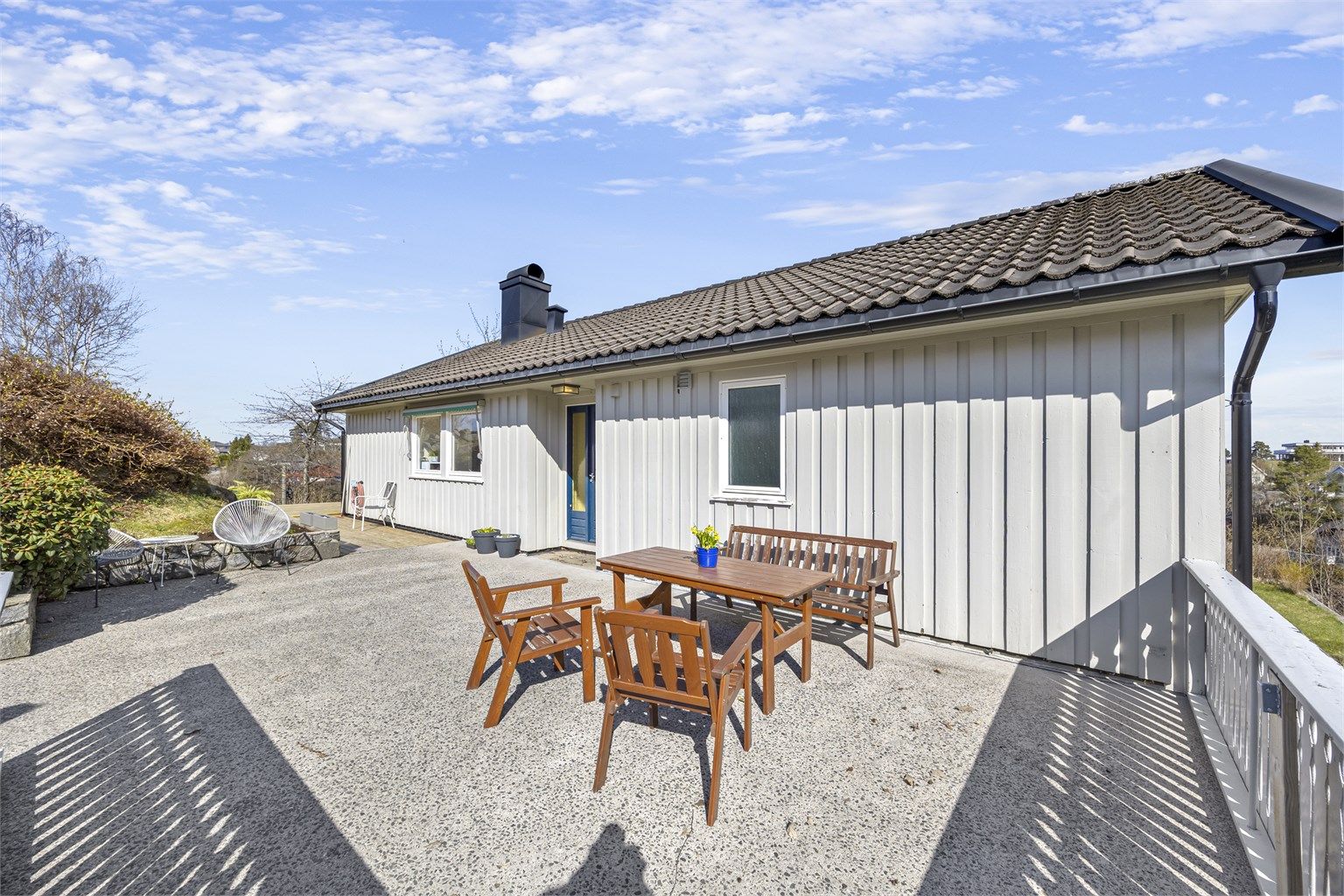 Terrassen ved inngangspartiet er en del av det totale utearealet på 80 m².