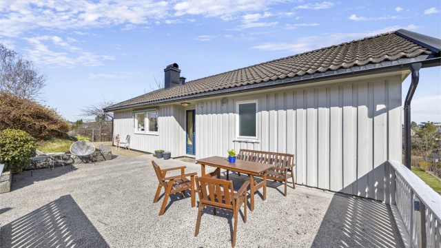 Terrassen ved inngangspartiet er en del av det totale utearealet på 80 m².