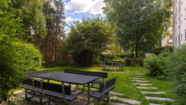 En sjelden, grønn bakgård gir rolige omgivelser hjemme, selv med St. Hanshaugens pulserende byliv rett utenfor porten.