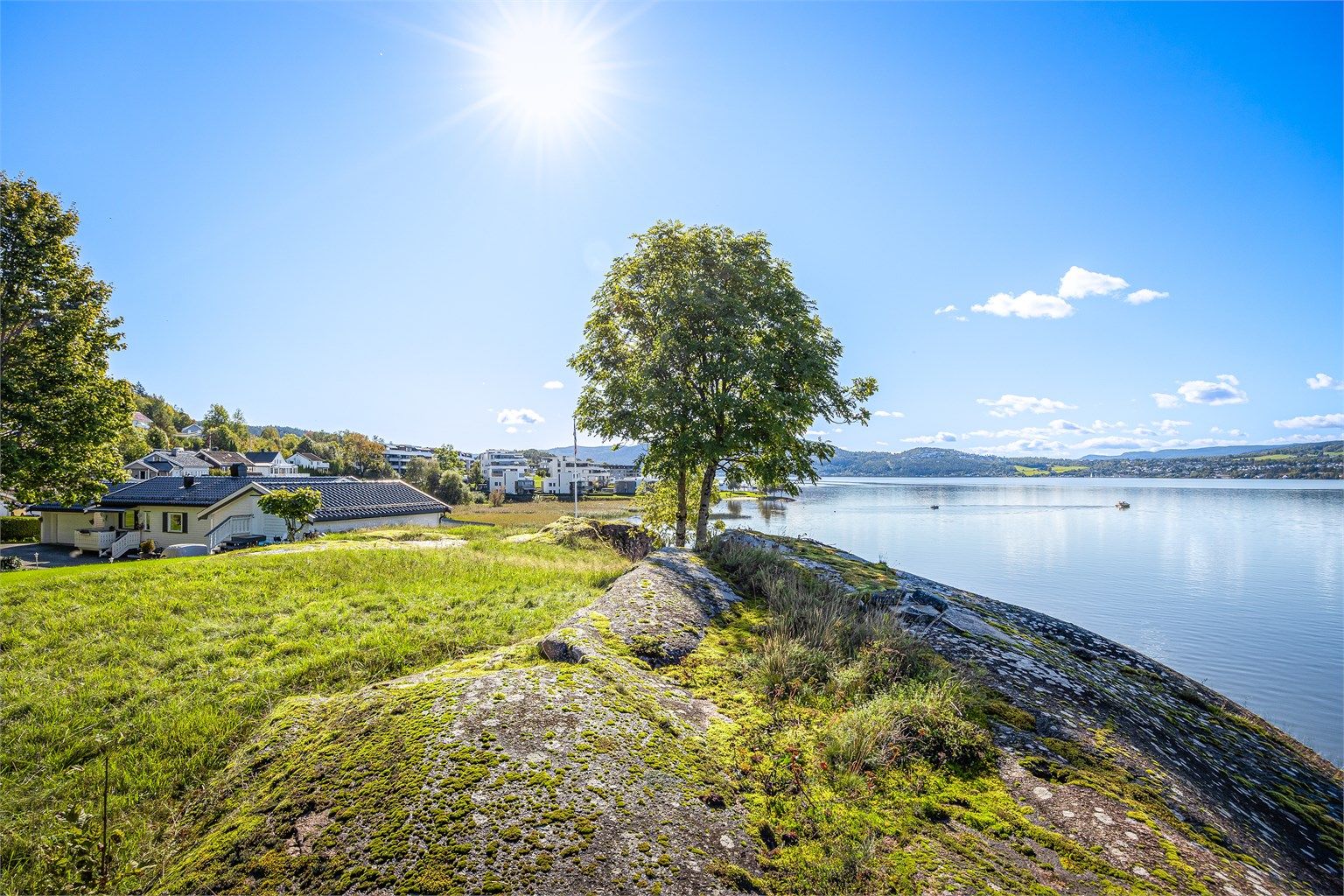 Eiendommen ligger i et rolig og fredelig område.