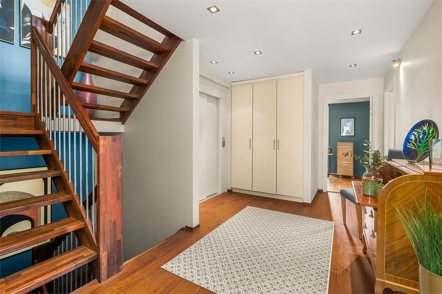 Gangen i 2. etasje fremstår romslig og innbydende, med flotte materialvalg og gode oppbevaringsmuligheter. 