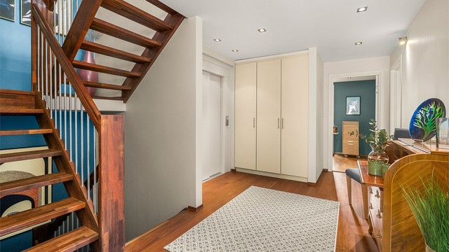 Gangen i 2. etasje fremstår romslig og innbydende, med flotte materialvalg og gode oppbevaringsmuligheter.