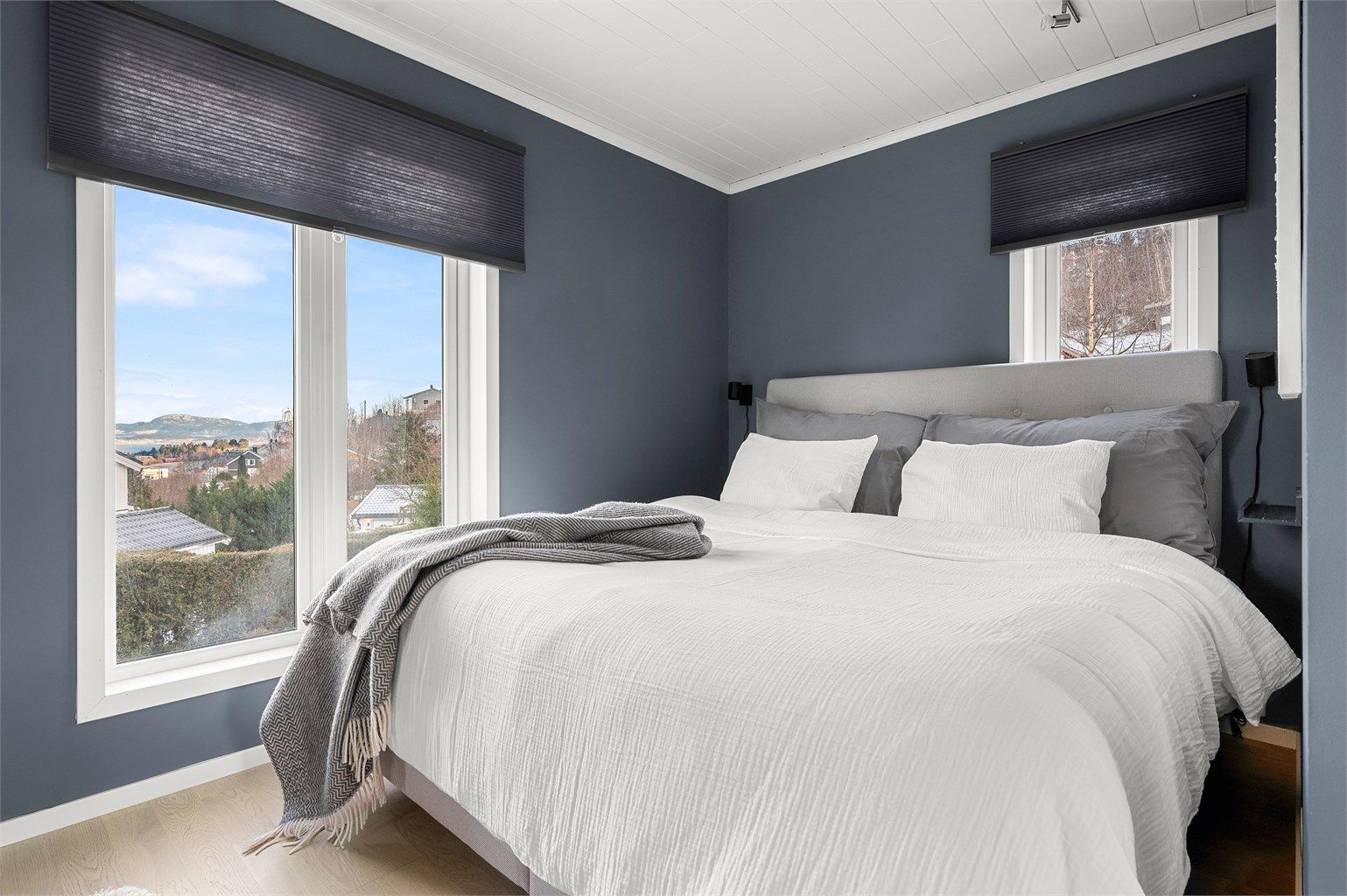 Store vindusflater gir rikelig med dagslys og skaper en lys og behagelig atmosfære i rommet.