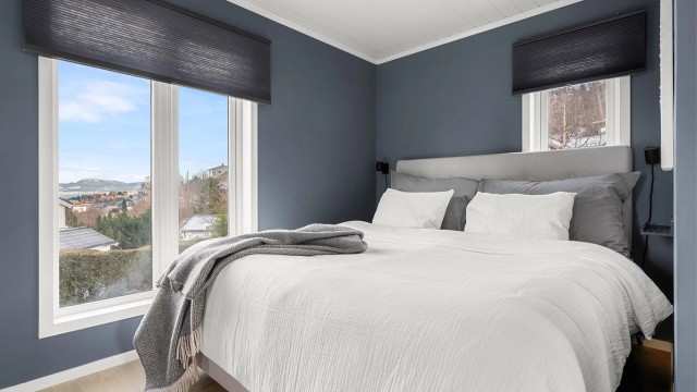 Store vindusflater gir rikelig med dagslys og skaper en lys og behagelig atmosfære i rommet.