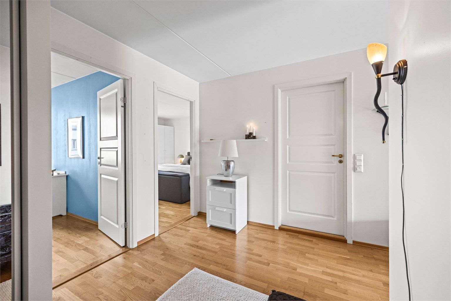 Stor entrè med god plass til å ta imot gjester.