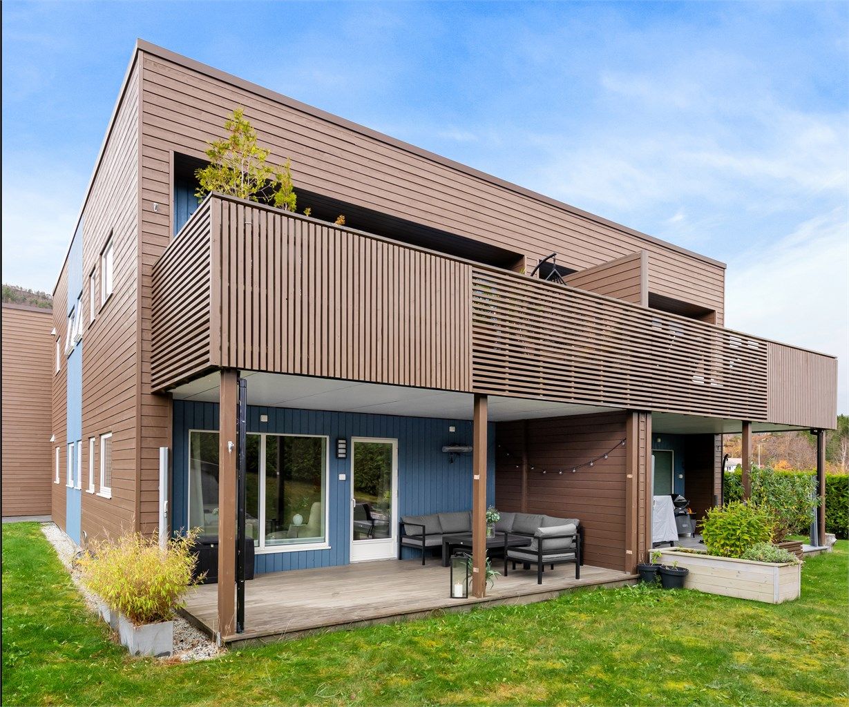 Leiligheten er beliggende i 1. etasje og har overbygget markterrasse og tilkomst til hage