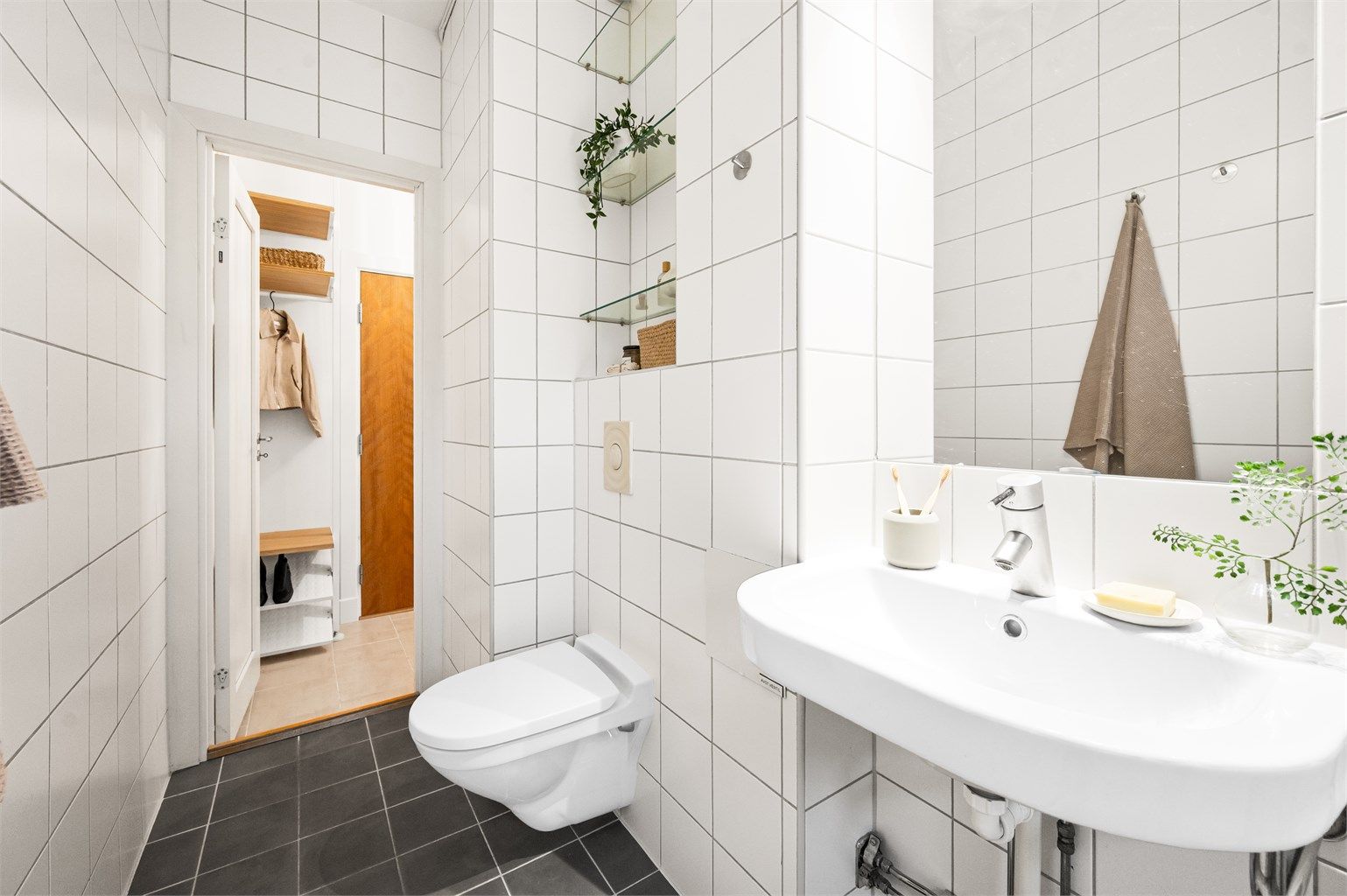 Baderommet er fra 2002 og har flislagt gulv med varmekabler samt flislagte vegger.