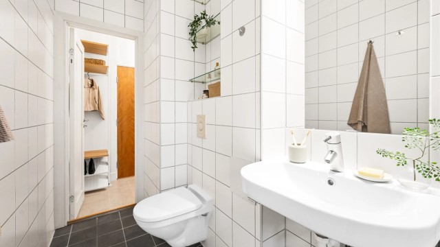 Baderommet er fra 2002 og har flislagt gulv med varmekabler samt flislagte vegger.