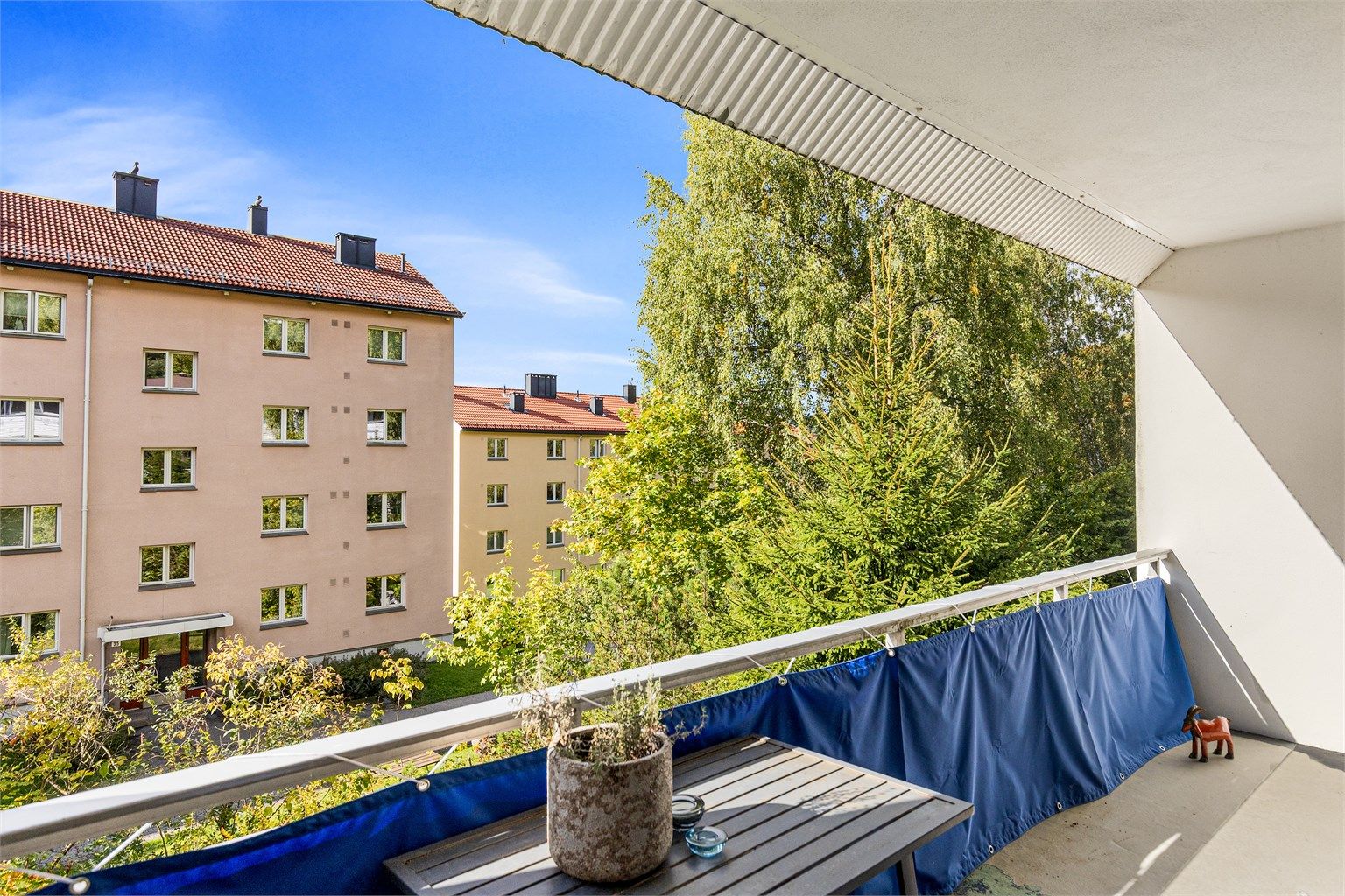 Det er tilgang til uteplasser fra alle boligens etasjer