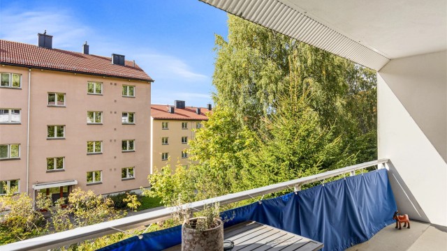 Det er tilgang til uteplasser fra alle boligens etasjer